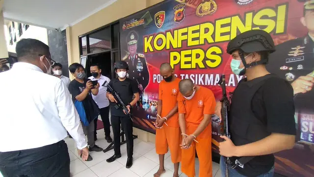 Kedua tersangka, Riyanto (19) dan Ajang Abdillah (24), pelaku pencurian puluhan Handphone (HP) jenis smartphone berbagai merk di Tasikmalaya, Jawa Barat harus mempertanggung jawabkannya perbuatannya.