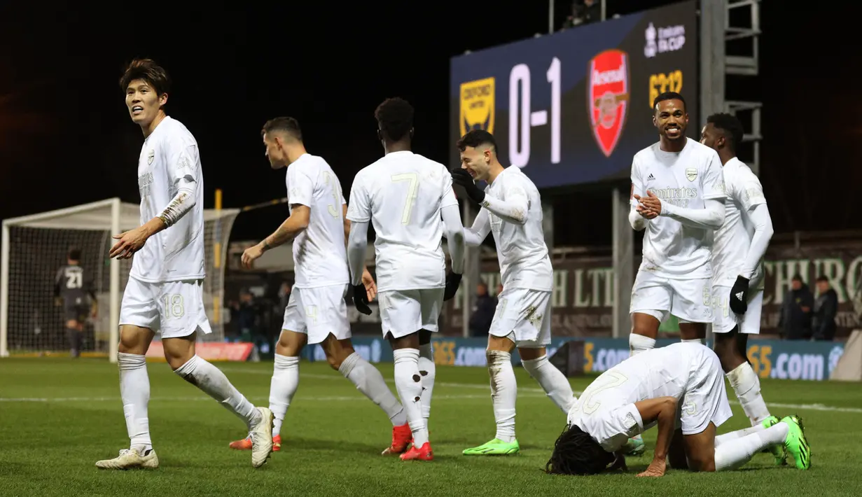Kali kedua Arsenal mengenakan jersey serba putih dilakukan pada putaran ketiga Piala FA 2022/2023 saat The Gunners menghadapi tuan rumah Oxford United (9/1/2023) yang berkesudahan 3-0 untuk kemenangan Arsenal. (AFP/Adrian Dennis)