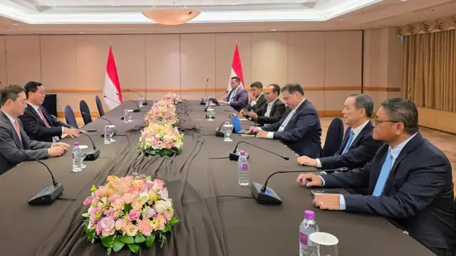 Menteri Koordinator Bidang Perekonomian Airlangga Hartarto bertemu Chief Executive Officer Lotte Chemical Corporation Young Jun Lee, di sela KTT APEC (APEC Summit) 2025. (Dok Kemenko Perekonomian)