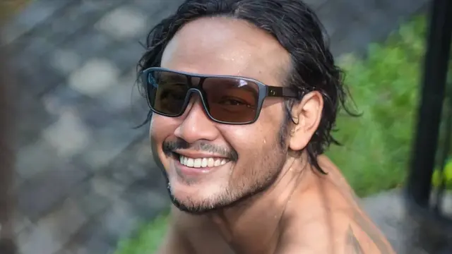 FOTO: Gaya Dwi Sasono Pakai Kacamata Hitam, Terlihat Makin Macho