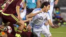 Penyerang Uruguay, Edinson Cavani kesakitan saat dilanggar  gelandang Venezuela,  Alejandro Guerra pada penyisihan Copa America  Centenario 2016 di Lincoln Financial Field, AS (10/6). Venezuela menang atas Uruguay 1-0. (Bill Streicher-USA TODAY Sports)