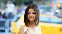 Jarak bukan penghalang bagi Selena Gomez dan The Weeknd. Meskipun tak bertemu, komunikasi tetap mereka jalin. Kabarnya, setiap hari Selena dan The Weeknd selalu bertemu lewat video call. (AFP/Dimitrios Kambouris)
