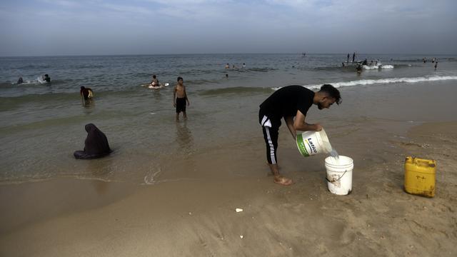 Warga Palestina di Jalur Gaza Cuci Pakaian Pakai Air Laut