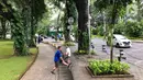 Warga beraktivitas di Taman Suropati, Menteng, Jakarta, Rabu (18/3/2020). Meskipun ditutup untuk umum terkait upaya mencegah penyebaran virus covid 19, namun sebagian masyarakat tetap beraktivitas di sekitar taman tersebut untuk berolahraga atau sekadar berekreasi. (Liputan6.com/Immanuel Antonius)