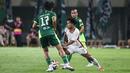 Pemain Garudayaksa FC, Andik Vermansah berusaha menggiring bola melewati pemain PSS Sleman dalam laga final Pegadaian Liga 2 2025/2026 di Stadion Maguwoharjo, Sleman, Yogyakarta, Sabtu (09/05/2026). (Bola.com/Abdul Aziz)
