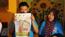 Mantan Teman Ahok, Dodi Hendaryadi menunjukkan sisa lembaran tabloid saat jumpa pers di Jakarta, Rabu (22/6). Mantan Teman Ahok membeberkan bukti jika KTP yang dikumpulkan tidak semuanya sukarela dari masyarakat. (Liputan6.com/Helmi Fithriansyah)