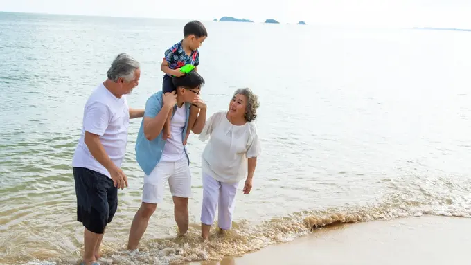 Hal yang Perlu Diperhatikan saat Liburan Membawa Orangtua