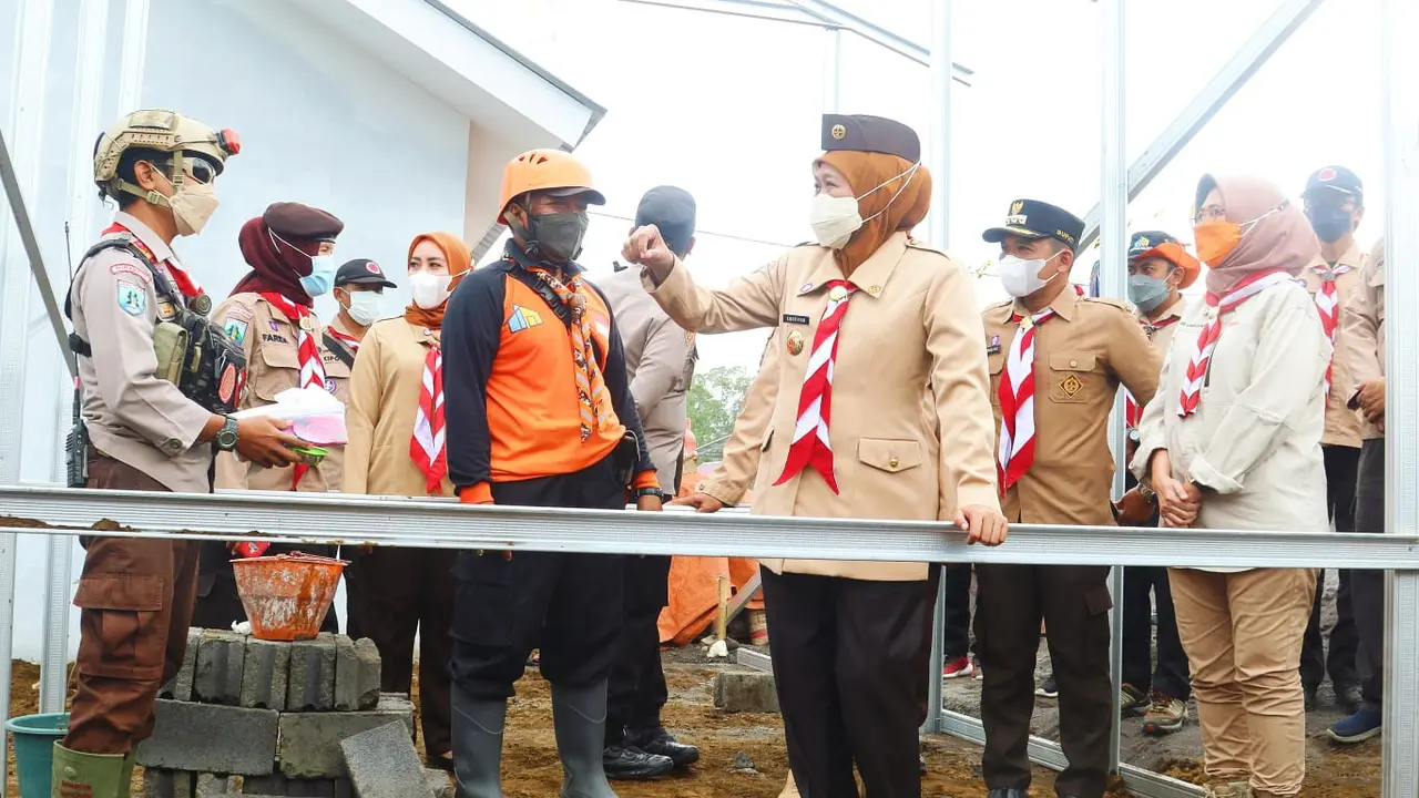 Khofifah memuji keterlibatan Pramuka dalam pembangunan huntara Semeru. (Dian Kurniawan/Liputan6.com)