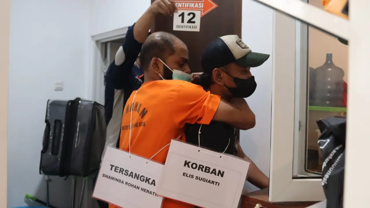 Polres Metro Tangerang Kota, melakukan rekonstruksi kasus pembunuhan wanita bertato kupu-kupu berinisial ES (49) di Tangerang.