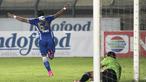 Pemain Persib, Zulham Zamrun merayakan gol ketiga yang dicetaknya ke gawang Martapura F.C pada laga Piala Presiden di Stadion Si Jalak Harupat, Bandung, Kamis (10/9/2015). (Bola.com/Vitalis Yogi Trisna)