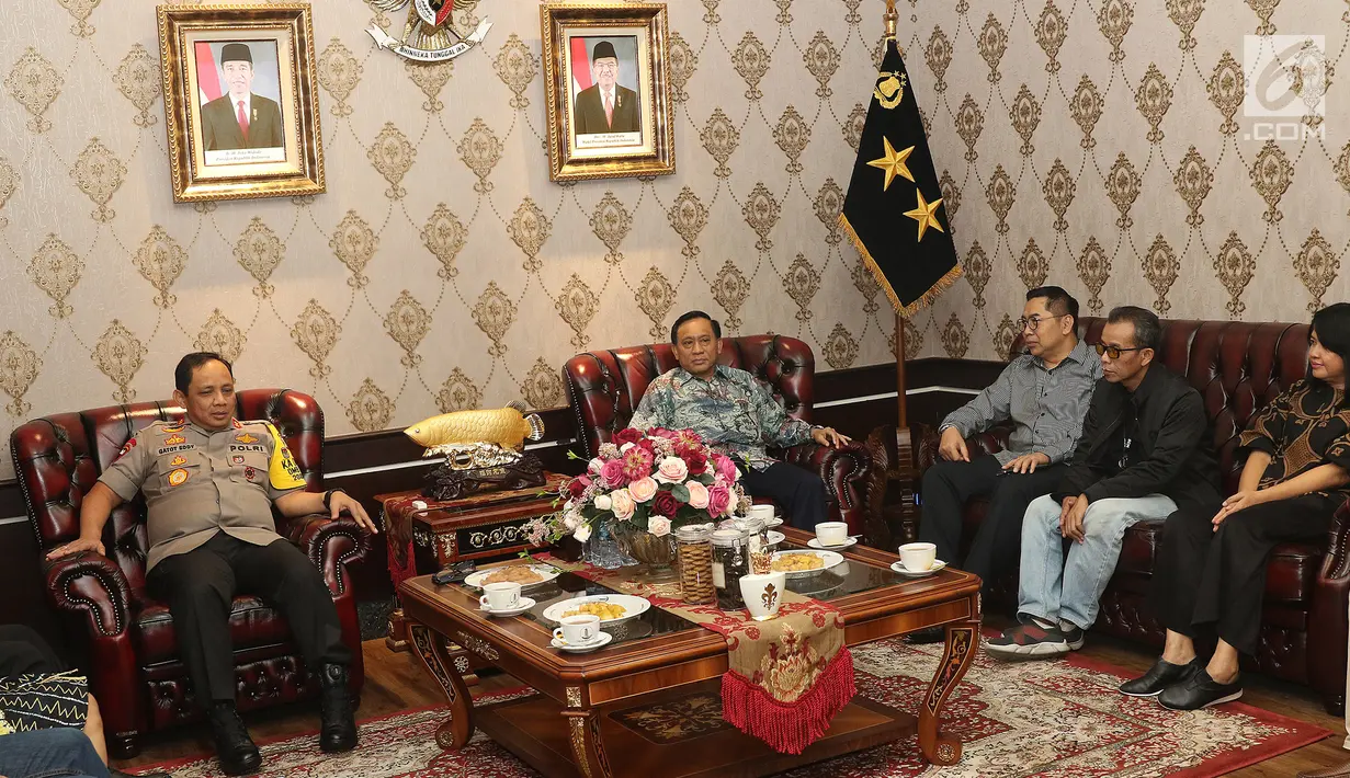 Jajaran SCM diwakili oleh Direktur SCM yang juga Presiden Direktur Indosiar, Imam Sudjarwo menggelar silaturahmi dengan Kapolda Metro Jaya Irjen Gatot Eddy Pramono (kiri) di Gedung Promoter Polda Metro Jaya, Jakarta, Senin (15/7/2019). (Liputan6.com/Herman Zakharia)