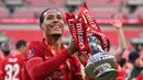 Virgil van Dijk. Bek tengah Belanda berusia 31 tahun yang telah membela Liverpool sejak tengah musim 2017/2018 ini menjadi pembelian termahal The Reds pada bursa transfer musim dingin sepanjang sejarah. Ia didatangkan dari sesama klub Liga Inggris Southampton pada bursa transfer musim dingin 2017/2018 dengan nilai transfer mencapai 84,65 juta euro atau kini setara Rp1,4 triliun. (AFP/Glyn Kirk)