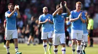 Para pemain Manchester City merayakan kemenangan atas Bournemouth pada laga Premier League 2019 di Stadion Vitality, Minggu (25/8). Manchester City menang 3-1 atas Bournemouth. (AFP/Glyn Kirk)