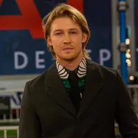 Simak potret Joe Alwyn yang kenakan masker batik di Spanyol (Foto: instagram/isaacfarrephotography)