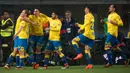 Para pemain Las Palmas merayakan gol yang dicetak Jonathan Calleri pada laga La Liga Spanyol di Stadion Gran Canaria, Las Palmas, Kamis (1/3/2018). Kedua klub bermain imbang 1-1. (AFP/Desiree Martin)
