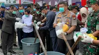 Polda Riau memusnahkan barang bukti narkoba menjelang pelaksanaan Operasi Lilin 2019 untuk menyambut perayaan Natal dan tahun baru. (Liputan6.com/M Syukur)