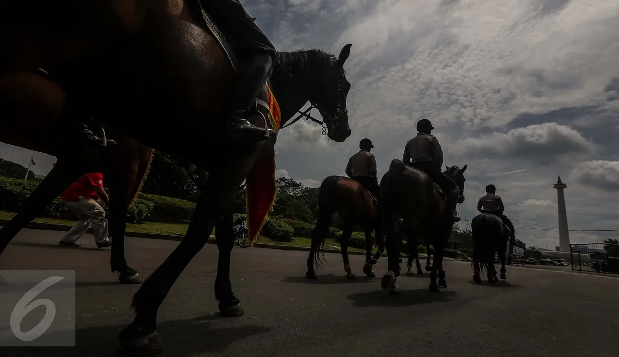 Sejumlah anggota polisi berkuda ikut serta dalam melakukan pengamanan aksi Unjuk Rasa Bela Rakyat 121 dari Badan Eksekutif Mahasiswa Seluruh Indonesia (BEM SI) di depan Istana Merdeka, Jakarta, Kamis (12/1).  (Liputan6.com/Faizal Fanani)