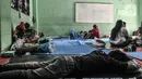 Aktivitas korban kebakaran saat mengungsi di salah satu kelas SMP PGRI 32, Cideng, Jakarta, Minggu (8/11/2020). Kebakaran terjadi diduga akibat kompor meleduk dari salah satu rumah. (merdeka.com/Iqbal Septian Nugroho)