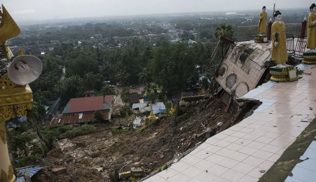 Tanah longsor merusak bagian pagodha di puncak bukit Kyeik Than Lan, Myanmar (18/6). Hujan deras akhir pekan lalu memicu tanah longsor yang merusak sebagian pagoda. (AFP PHOTO / Ye Aung Thu)