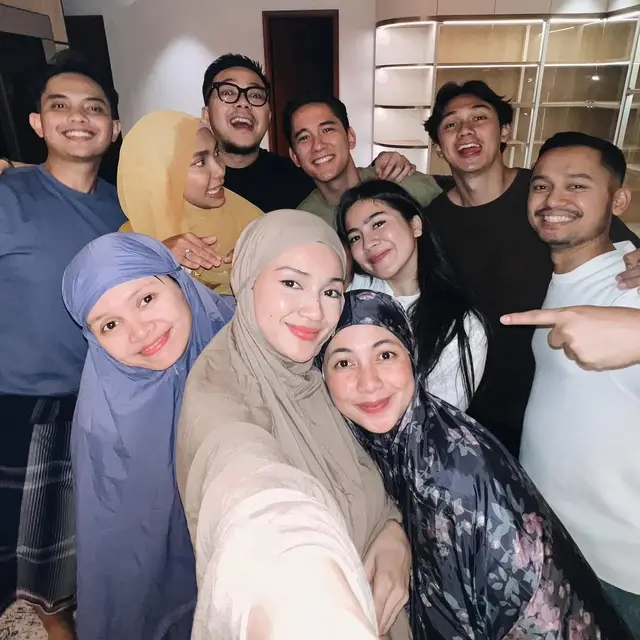 6 Potret Felicya Angelista Bukber Bareng Teman Muslim, Menghargai Keyakinan Masing-masing