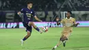Saat ini, Dewa United FC cuma tertinggal dua nilai dari Persita Tangerang yang menempati urutan enam klasemen sementara. Tampak dalam foto, pemain Persita, Hocky Caraka (kiri) berebut bola pemain Dewa United dalam lanjutan BRI Super League 2025/2026 di Stadion Indomilk Arena, Tangerang, Banten, Kamis (26/2/2026). (Bola.com/M Iqbal Ichsan)