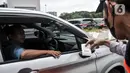 Petugas memeriksa tiket pengendara mobil yang hendak parkir di IRTI Monas, Jakarta, Rabu (15/2/2023). Sebanyak 11 lokasi penerapan tarif disinsentif antara lain Pelataran Parkir IRTI Monas, Lingkungan Parkir Blok M, Pelataran Parkir Samsat Jakarta Barat, Lingkungan Pasar Mayestik, Plaza Interkon, Park and Ride Kalideres, Gedung Parkir Istana Pasar Baru, Gedung Parkir Taman Menteng, Park and Ride Lebak Bulus, Pelataran Parkir Taman Ismail Marzuki, dan Park and Ride Terminal Kampung Rambutan. (merdeka.com/Iqbal S. Nugroho)
