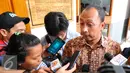 Kuasa hukum KPK memberikan keterangan kepada wartawan usai sidang perdana dalam gugatan kedua yang diajukan oleh bekas Wali Kota Makassar di PN Jaksel, Rabu (1/7/2015). (Liputan6.com/Yoppy Renato)