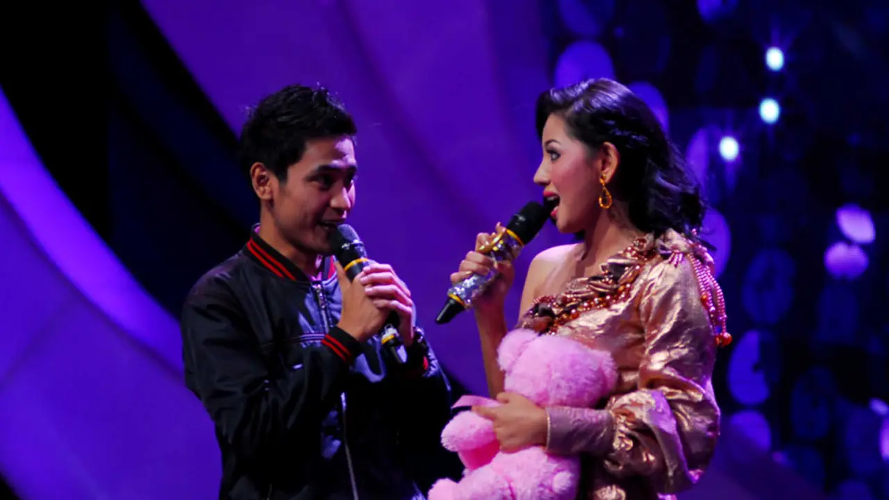 Jamil memberikan hadiah boneka kepada Rasya D'Academy, Rabu (19/3/2014).