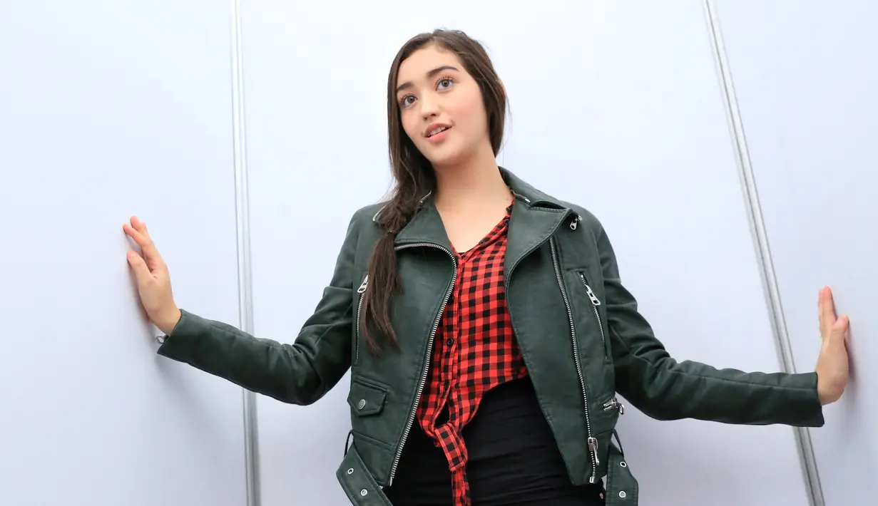 Saat ditemui di kawasan Bintaro, Tangerang Selatan, Senin (20/2), Ranty menceritakan hal yang dilakukannya untuk menghindari rasa bosan, yaitu berkumpul dengan teman-teman saat tidak take dan juga bergosip. (Adrian Putra/Bintang.com)