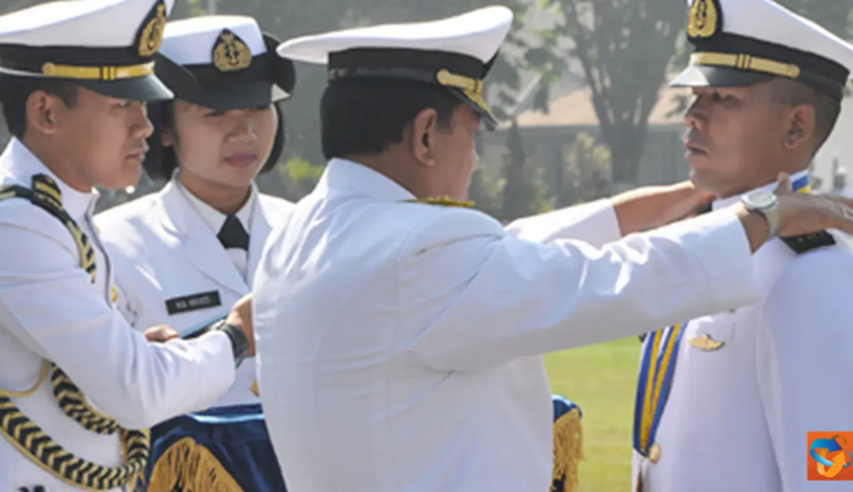 Citizen6, Surabaya: Dalam upacara Prasetya Perwira yang diikuti 1.750 personel di Lapangan Laut Maluku, Kesatrian Bumimoro Kobangdikal, Surabaya, tampak hadiri para petinggi TNI/TNI AL dari Jakarta. (Pengirim: Penkobangdikal)