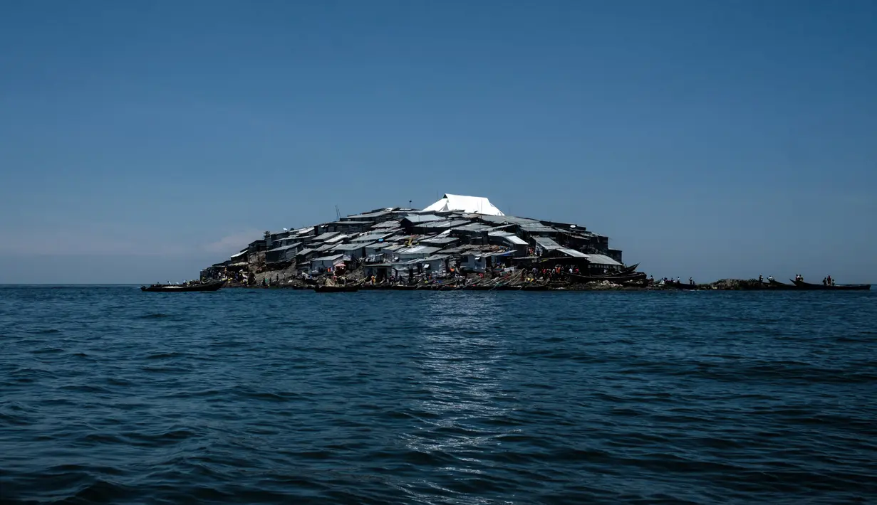 Gambar 5 Oktober 2018, menunjukkan atap seng yang baru dibangun bersinar di atas pulau Migingo di Danau Victoria. Pulau dengan luas 0.49 hektar atau setengah dari ukuran lapangan sepak bola ini berada di perbatasan Uganda dan Kenya. (Yasuyoshi CHIBA/AFP)