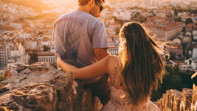 [Bintang] 5 Zodiak Ini Hobi Pamer Apapun tentang Pacar di Media Sosial