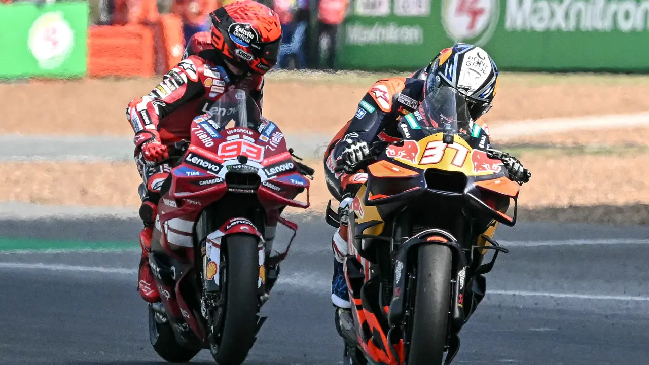 Pedro Acosta berduel dengan Marc Marquez di Sprint Race MotoGP Thailand 2026