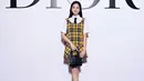 Hadir sebagai tamu undangan VIP Dior pada show Dior di Paris Fashion Week 2022, Jisoo BLACKPINK terlihat membawa Small Lady Dior Bag berwarna hitam yang harganya diperkirakan sekitar Rp49 jutaan. Foto: Instagram.