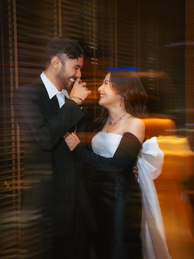 Adu Akting, Ini 7 Potret Prilly Latuconsina Bareng Refal Hady yang Bikin Baper