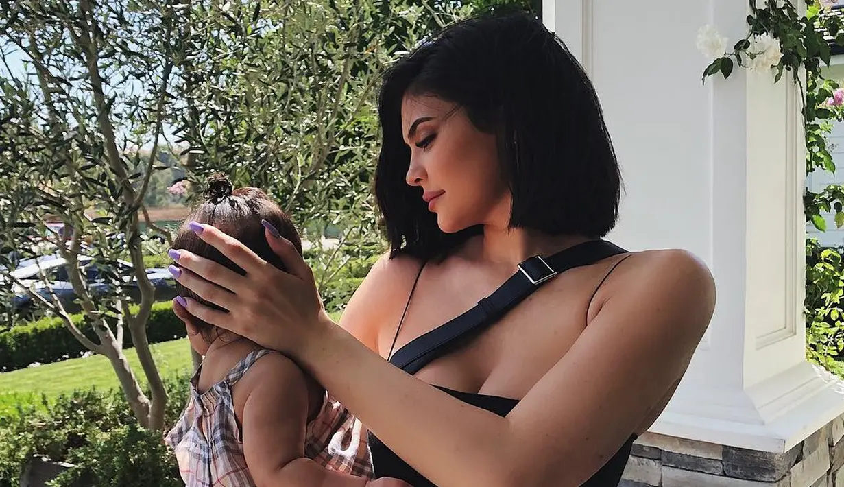 Saat Kylie Jenner memutuskan vakum untuk mengunggah foto Stormi, sepertinya Kylie tak bisa menahan diri melakukannya. Jadilah ia membuat Stormi memalingkan wajah. (instagram/kyliejenner)