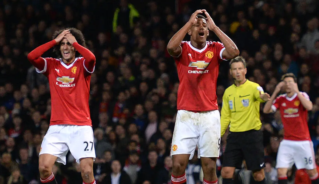 Penyerang MU, Anthony Martial tampak kecewa gagal memnafaatkan peluang saat melawan West Ham pada laga Liga Premier Inggris di Stadion Old Trafford, Inggris, Sabtu (5/12/2015). (AFP Photo/Oli Scarff)