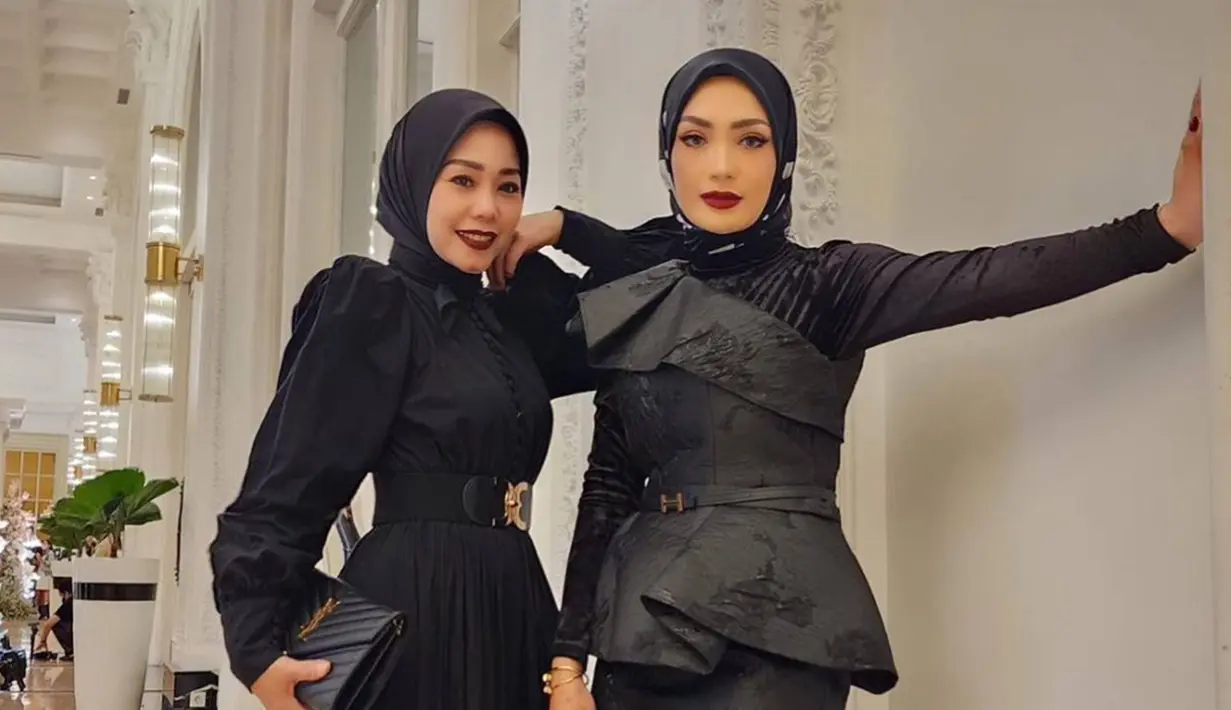 Tidak hanya sendiri, Imel PC tampil kompak bersama sahabatnya yang sama-sama tampil mengenakan busana serba hitam. Tampil dengan makeup bold, sosoknya pun menuai banyak sorotan hingga tidak jarang netizen mengkritiknya. Pasalnya Imel PC membandingkan potretnya bersama Song Hye Kyo yang tampil dengan dress hitam. (Liputan6.com/IG/@imelpc)