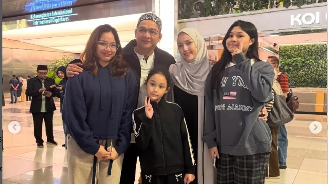 Gaya Adelia Pasha Pakai Hijab Syariah Saat Ibadah Haji Bersama Pasha Ungu.