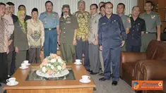 Citizen6, Jakarta: Panglima TNI berfoto bersama pengurus PETA, Mabes TNI, Jumat(18/3).