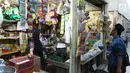 Warga berbelanja kebutuhan pokok di PD Pasar Jaya Gondangdia, Jakarta, Jumat (19/1). Kementerian Perdagangan akan merevitalisasi 1.200 pasar tradisional pada 2018. (Liputan6.com/Angga Yuniar)