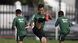 Pemain Timnas Indonesia U-22, Sani Riski, melakukan pemanasan saat latihan di Lapangan ABC Senayan, Jakarta, Kamis (14/2). Latihan ini merupakan persiapan terakhir jelang Piala AFF U-22 2019 di Kamboja. (Bola.com/M. Iqbal Ichsan)