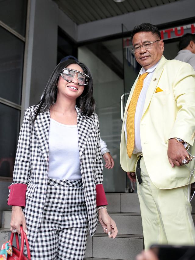 Dewi Perssik bersama Hotman Paris melaporkan Rosa Meldianti (Liputan6.com/ Faizal Fanani)