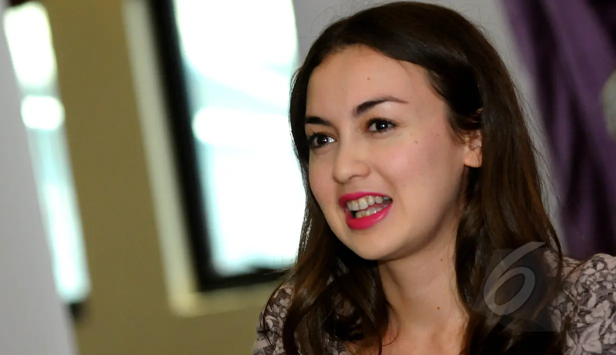 Senyum Rianti Cartwright terlihat sangat manis saat ditemui di kawasan Jakarta barat, Rabu, (6/5/2015). (Liputan6.com/Faisal R Syam)