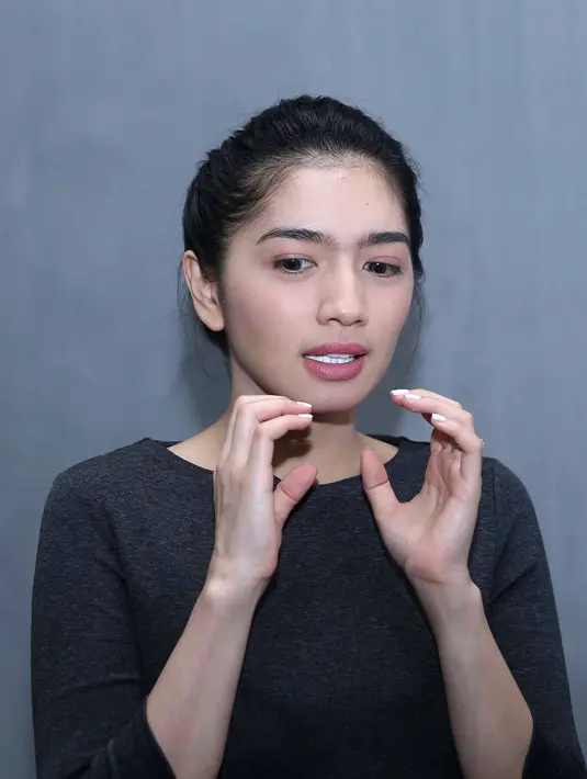 Sebelum tampil menjadi salah satu penyanyi pada pembukaan malam puncak SCTV Awards, ia terlihat antusias ikut berlatih bersama dengan Miller Khan. (Nurwahyunan/Bintang.com)