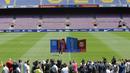 Gelandang baru Barcelona, Paulinho, saat diperkenalkan di Stadion Camp Nou, Kamis (17/7/2017). Pria asal Brasil ini resmi berseragam Barcelona setelah ditebus dari Guangzhou Evergrande. (AP/Manu Fernandez)