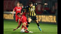 Pemain Twente, Mees Hilgers (kiri) berebut bola dengan pemain Vitesse, Said Hamulic pada laga lanjutan Liga Belanda 2023/2024 di Stadion De Grolsch Veste, Enschede, Belanda, 27 September 2023 in Enschede. (AFP/ANP/Vincent Jannink)