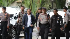 Bupati Pati, Sudewo (ketiga kiri) dikawal petugas setibanya di Gedung Merah Putih Komisi Pemberantasan Korupsi (KPK), Jakarta, Selasa (20/1/2026). Usai tertangkap tangan, Bupati Pati Sudewo digelandang ke Gedung Merah Putih Komisi Pemberantasan Korupsi (KPK), Jakarta. (merdeka.com/Arie Basuki)