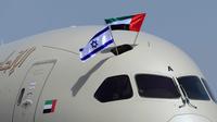 Sebuah pesawat Etihad Airways mendarat di Bandar Udara Ben Gurion Israel dekat Tel Aviv, dalam penerbangan komersial terjadwal pertama maskapai tersebut dari Abu Dhabi, Uni Emirat Arab (UEA), pada 6 April 2021. (Xinhua/JINI/Tomer Neuberg)