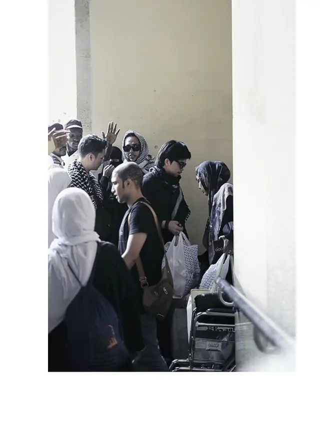 8 Potret Atta Halilintar dan Aurel Hermansyah Umroh di Bulan Ramadhan, Ikut Bagi Takjil